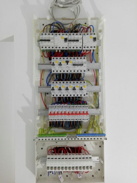 Electrician autorizat execut instalații electrice