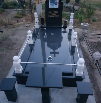 Monumente Funerare