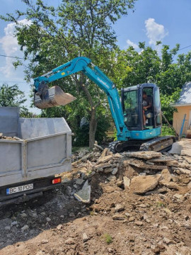 Închiriez miniexcavator