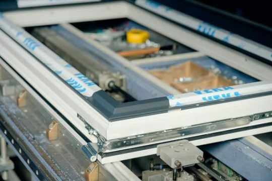 Geamuri si usi din PVC si Aluminiu