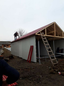 Execut case pe structura metalica