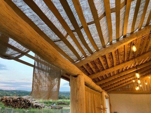 Caut pe cineva care să monteze stuf pe foișorul meu